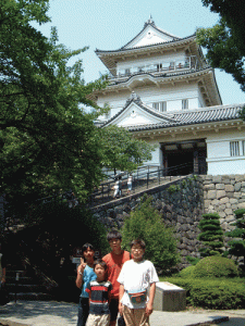 松本城と子供たち