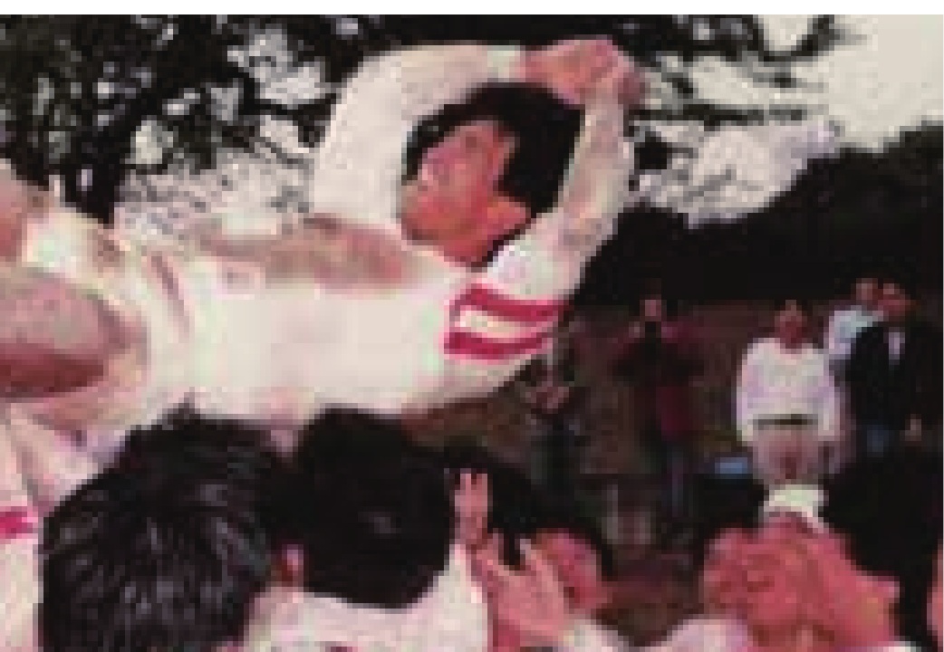 平成元年4月30日 九州・山口医科学生体育大会で9連覇中の熊本大学医学部ラグビー部を14対10で破り悲願の初優勝 チームメイトに胴上げされる6年生の私＠舞鶴公園球技場