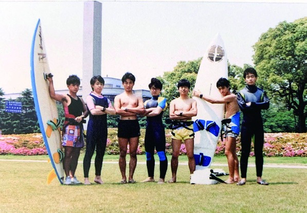 九州大学医学部ウインドサーフィン愛好会（1987.11）。写真左から、中村雅史（九州大学病院長）、私、梅末正芳（松山赤十字病院心臓血管外科）、野口伸一（松山赤十字病院小児外科部長）