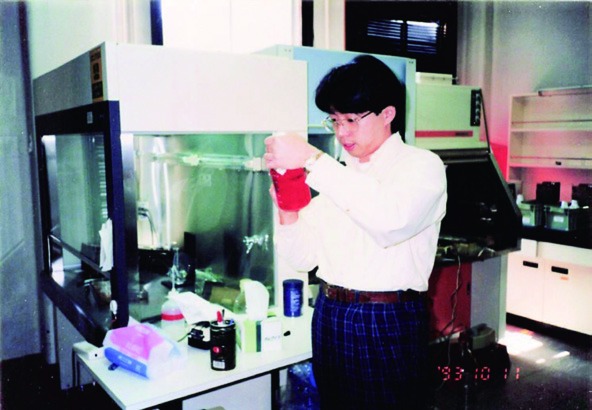 九州大学医学部基礎A棟2階 細胞培養室にて（1993.10.11）