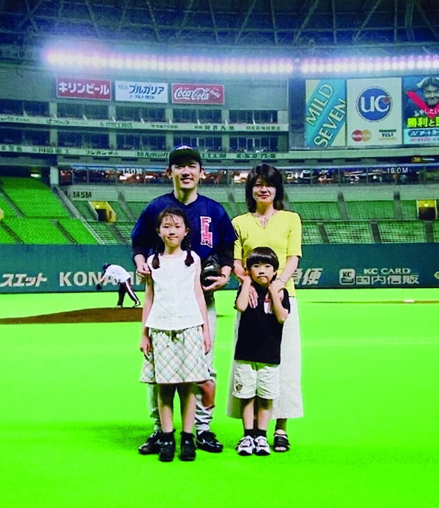 福岡ドーム ホークスがダイエーだった頃の草野球で病院チームの先発ピッチャー（応援に来た家族と）