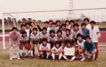 大学4年の時に九州山口の大会で優勝。最前列一番左が塚本、その後ろが藤先輩、最後列一番右が谷口先輩