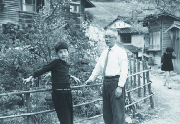 1960年頃 育ての親である祖父と一緒に