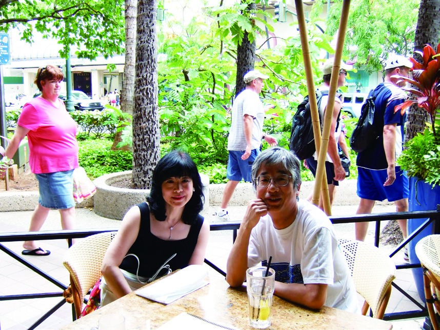2006年 ホノルル カラカウア通り沿いのとあるカフェで妻と
